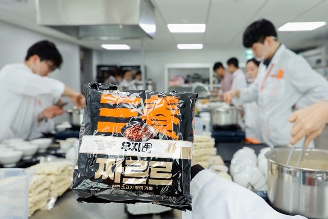 삼양식품은 짜르르 개발을 위해 1년 6개월에 걸쳐 450회 이상의 소스 배합 실험을 거쳤다. 이를 통해 물을 버리지 않는 조리법으로, 짜장라면 시장에서 짜르르만의 차별화를 꾀하겠다는 방침이다. /삼양식품