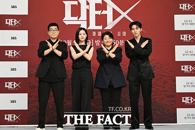 배우 손현주와 김지원, 이정은, 김우석이 'X' 포즈를 취하고 있다.
