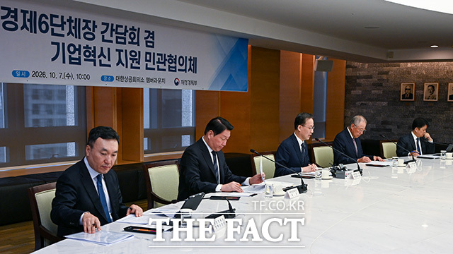 이 부총리가 모두 발언을 하고 있다.