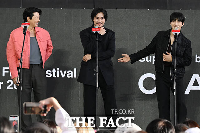 우민호 감독과 배우 현빈, 우도환, 정우성(왼쪽부터)이 7일 오후 부산 해운대구 영화의전당 루프씨어터에서 열린 '메이드 인 코리아 시즌 2' 야외무대인사 행사에 참석해 포즈를 취하고 있다. /부산=김성렬 기자