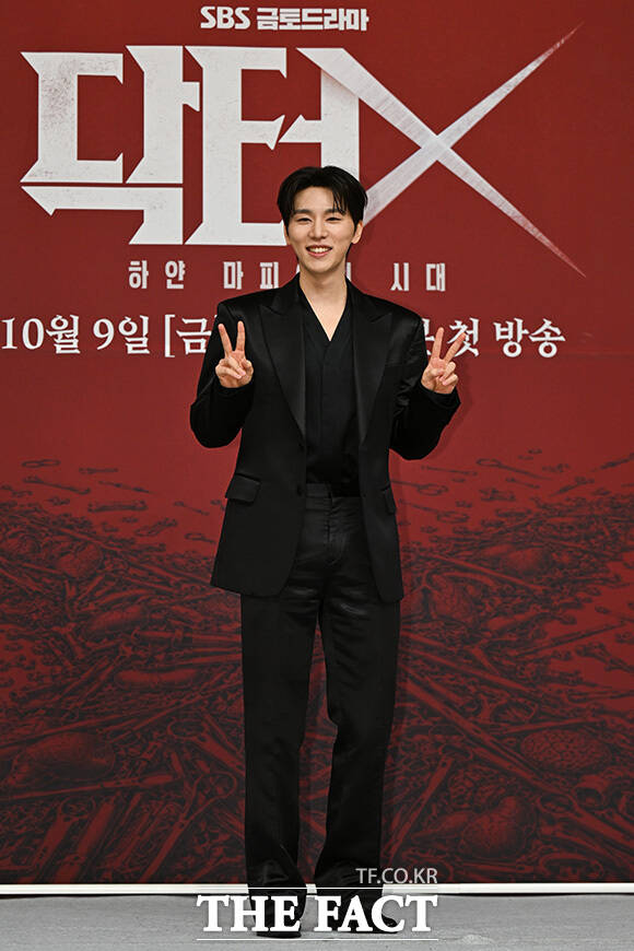 배우 손현주와 김지원, 이정은, 김우석이 'X' 포즈를 취하고 있다.