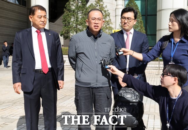 명태균 씨가 7일 오후 서울 서초구 서울고등법원에서 열린 윤석열 전 대통령의 무상 여론조사 관련 정치자금법 위반 혐의 항소심 선고공판에서 무죄를 선고받은 후 취재진의 질문에 답하며 환하게 웃고 있다. /사진공동취재단