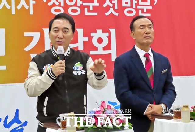 박수현 충남도지사(왼쪽)가 7일 청양군청 대회의실에서 열린 언론인 간담회를 통해 김홍열 청양군수와 함께 청양군 현안에 대해 의견을 밝히고 있다. /김형중 기자
