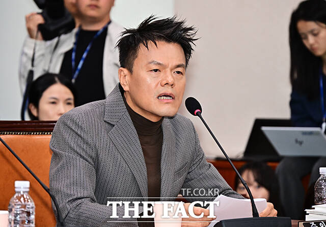 배현진 국민의힘 의원이 7일 오후 서울 여의도 국회 문화체육관광위원회에서 열린 문화체육관광부에 대한 국정감사에 참석해 증인으로 출석한 박진영 대중문화교류위원회 위원장에게 질의를 하고 있다.
