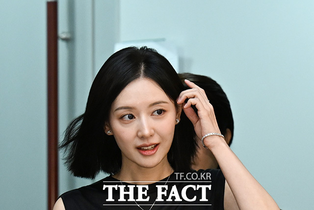 김지원이 제작발표회에 참석하기 위해 입장하고 있다.