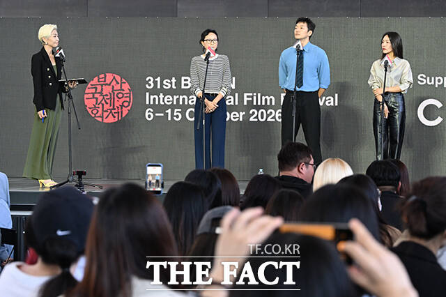 스테파니 안 감독과 배우 최희서, 손석구(왼쪽부터)가 7일 오전 부산 해운대구 영화의전당 루프씨어터에서 열린 영화 '베드포드 파크' 야외무대인사 행사에 참석해 포즈를 취하고 있다. /부산=김성렬 기자