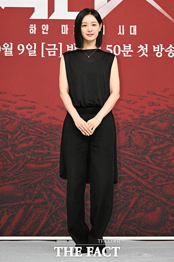 김지원이 제작발표회에 참석하기 위해 입장하고 있다.