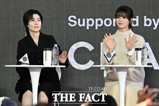 김종관 감독과 배우 김민하, 주종혁, 한선화, 심은경, 전소영, 김동휘(왼쪽부터)가 7일 오후 부산 해운대구 영화의전당 루프씨어터에서 열린 영화 '낮과 밤은 서로에게' 오픈토크 행사에 참석해 포즈를 취하고 있다. /부산=김성렬 기자
