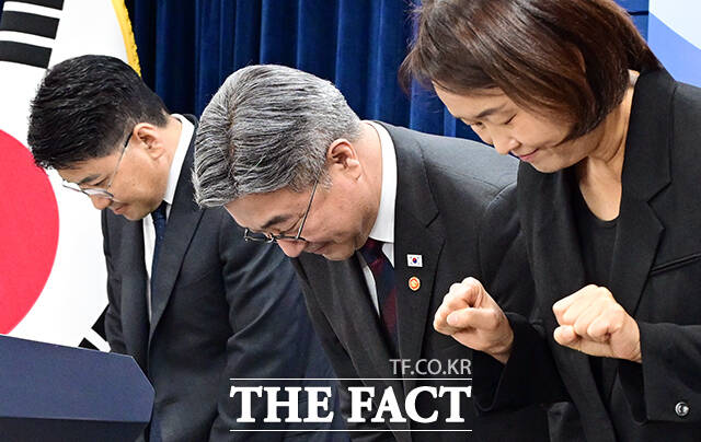 윤호중 행정안전부 장관이 7일 오전 서울 종로구 정부서울청사에서 인구감소지역 재지정과 관련해 브리핑하고 있다. /임영무 기자