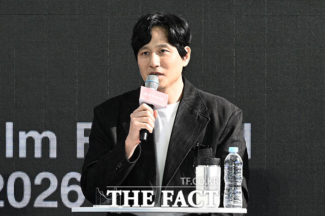 김지현 감독과 배우 류승룡, 박해준, 옹성우, 이상희(왼쪽부터)가 7일 오후 부산 해운대구 영화의전당 루프씨어터에서 열린 영화 '정가네' 오픈토크 행사에 참석해 포즈를 취하고 있다. /부산=김성렬 기자