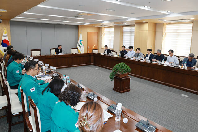예천군이 '구제역 방역관리 전문가협의회'를 개최하고 장기화되고 있는 구제역 사태를 조기에 종식하기 위한 대응책 마련에 나섰다. /에천군