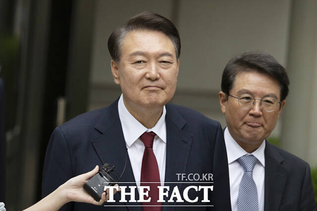 명태균 씨로부터 무상 여론조사를 제공받은 혐의로 1심에서 징역 2년을 선고받았던 윤석열 전 대통령이 항소심에서 무죄 판결을 받았다. 윤 전 대통령이 지난해 5월 서울 서초구 서울중앙지방법원에서 열린 내란 우두머리 혐의 4차 공판의 오전 재판 종료 후 점심 식사를 위해 법원을 나서며 취재진의 질문을 받고 있다. /사진공동취재단