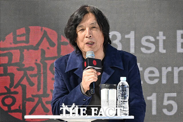 이창동 감독이 7일 오후 부산 해운대구 영화의전당 루프씨어터에서 열린 영화 '가능한 사랑' 오픈토크 행사에 참석해 인사말을 하고 있다. /부산=김성렬 기자