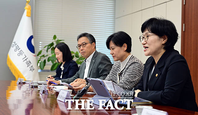 원민경 성평등가족부 장관(오른쪽)이 7일 오후 서울 종로구 정부서울청사에서 제프 로빈슨 주한 호주대사와 면담을 앞두고 기념촬영을 하고 있다. /임영무 기자