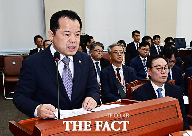 위철환 중앙선거관리위원회 위원장이 7일 오전 서울 여의도 국회 행정안전위원회에서 열린 중앙선거관리위원회, 인사혁신처 등에 대한 국정감사에 출석해 인사말을 하고 있다. /국회=배정한 기자