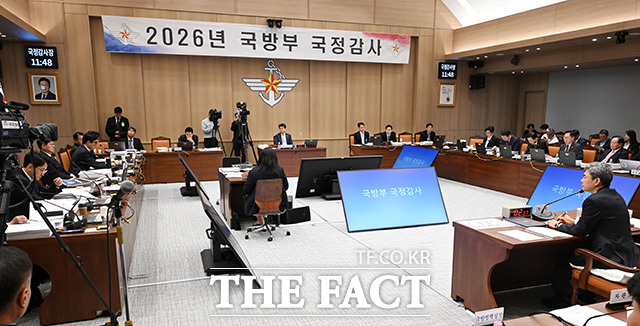 국방부에 대한 국정감사에서 의원 질의에 답하는 강 장관(오른쪽).