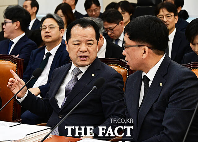 김영진 행안위원장이 7일 오전 서울 여의도 국회 행정안전위원회에서 열린 중앙선거관리위원회, 인사혁신처 등에 대한 국정감사에 참석해 안건을 상정하고 있다.