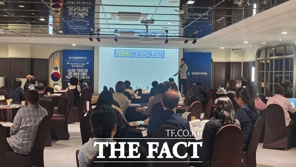대전시교육청이 6일 팔레드오페라에서 마련한 '2026학년도 자녀 진로 설계 학부모 연수' 현장. 사진은 오기영 미래교육연구소장의 인공지능(AI) 시대 직업계고 관련 강연회 모습. /정예준 기자