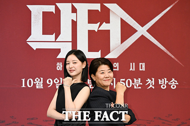 배우 김지원(왼쪽)과 이정은이 7일 오후 서울 양천구 SBS 사옥에서 열린 SBS 새 금토드라마 '닥터X : 하얀 마피아의 시대' 제작발표회에 참석해 포즈를 취하고 있다. /송호영 기자