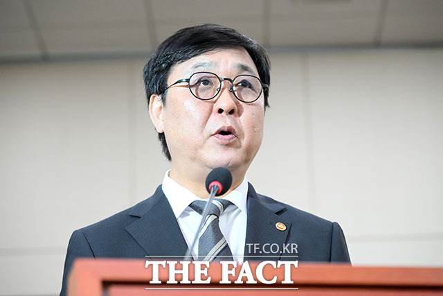 최휘영 문화체육관광부 장관(가운데)이 문화체육관광부에 대한 국정감사에서 의원 질의에 답변하고 있다.