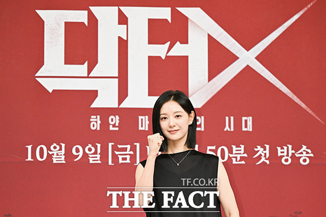 배우 김지원이 7일 오후 서울 양천구 SBS 사옥에서 열린 SBS 새 금토드라마 '닥터X : 하얀 마피아의 시대' 제작발표회에 참석해 포즈를 취하고 있다. /송호영 기자