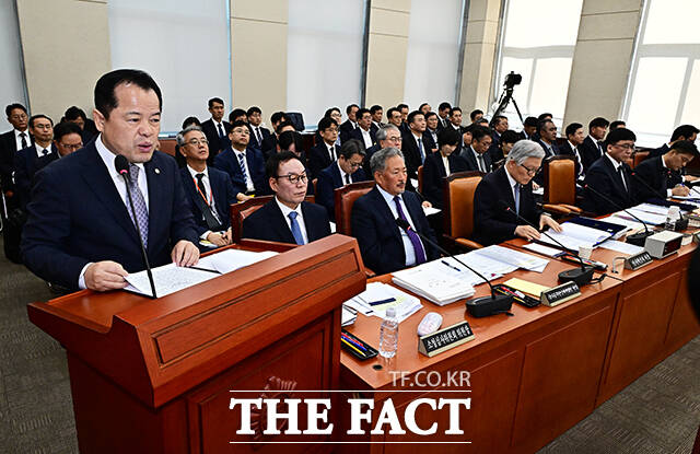 김영진 행안위원장이 7일 오전 서울 여의도 국회 행정안전위원회에서 열린 중앙선거관리위원회, 인사혁신처 등에 대한 국정감사에 참석해 안건을 상정하고 있다.