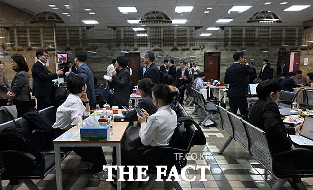2026년도 국회 국정감사 둘째 날인 7일 오후 서울 여의도 국회 국정감사장 앞 피감기관 대기실에서 관계자들이 휴식을 취하고 있다. /국회=서예원 기자