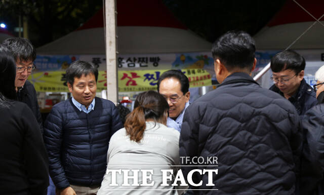 6일 오후 엄태현 영주시 부시장이 업무를 마친 뒤 영주시 축제장을 찾은 영주시 건축직 공무원 및 건축사협회 회원들을 맞이하고 있다. /김성권 기자
