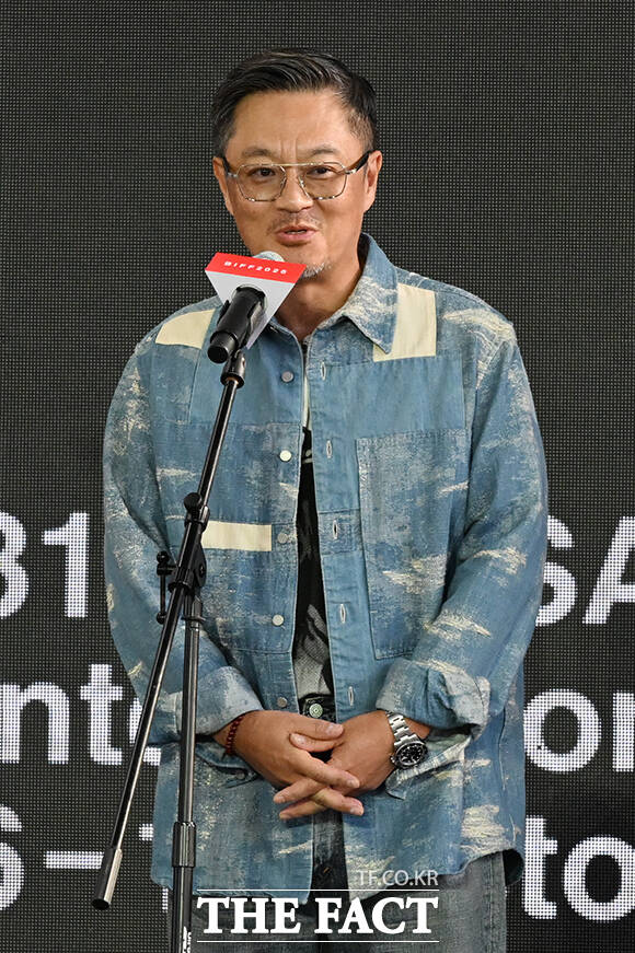 우민호 감독과 배우 현빈, 우도환, 정우성(왼쪽부터)이 7일 오후 부산 해운대구 영화의전당 루프씨어터에서 열린 '메이드 인 코리아 시즌 2' 야외무대인사 행사에 참석해 포즈를 취하고 있다. /부산=김성렬 기자