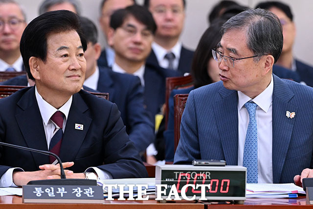 7일 서울 종로구 남북회담본부에서 열린 국회 외교통일위원회의 통일부 국정감사에는 지난 1일 국가안전보장회의(NSC)에서 대북제재 여부를 두고 정동영 통일부 장관(왼쪽)과 조현 외교부 장관 사이에 이견이 있었다는 점도 쟁점으로 떠올랐다. /남용희 기자