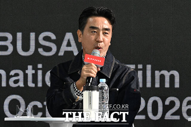 김지현 감독과 배우 류승룡, 박해준, 옹성우, 이상희(왼쪽부터)가 7일 오후 부산 해운대구 영화의전당 루프씨어터에서 열린 영화 '정가네' 오픈토크 행사에 참석해 포즈를 취하고 있다. /부산=김성렬 기자