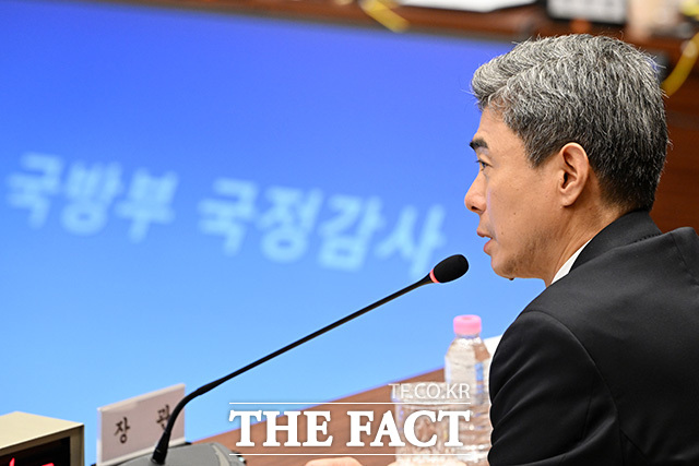 국방부에 대한 국정감사에서 의원 질의에 답하는 강 장관(오른쪽).