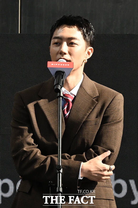 펑이 피오나 롼 감독과 배우 슈화, 진선, 채범희(왼쪽부터)가 7일 오후 부산 해운대구 영화의전당 루프씨어터에서 열린 영화 '오래오래 행복하게' 야외무대인사 행사에 참석해 포즈를 취하고 있다. /부산=김성렬 기자