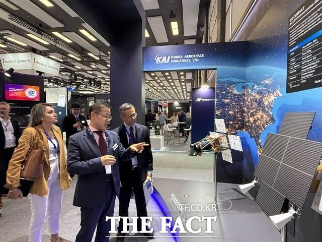 한국항공우주산업(KAI)가 튀르키예 안탈리아에서 열리는 ‘제77회 국제우주대회(IAC 2026)’에 참가해 글로벌 우주시장 공략에 나섰다. /KAI