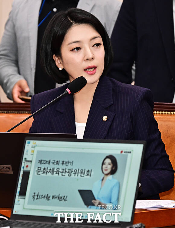 배현진 국민의힘 의원이 7일 오후 서울 여의도 국회 문화체육관광위원회에서 열린 문화체육관광부에 대한 국정감사에 참석해 증인으로 출석한 박진영 대중문화교류위원회 위원장에게 질의를 하고 있다.