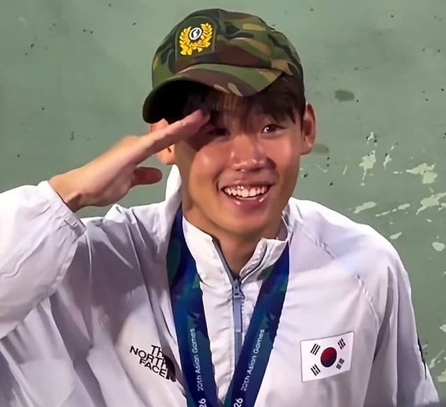 아시안게임 축구대표팀의 병역특례 논란이 결국 '예체능 병역특례 폐지' 국민청원으로까지 번졌다. 일부 선수들이 금메달 직후 병역 혜택을 강조하는 발언을 하고, 한 선수는 이른바 '전역모'를 쓴 사진까지 SNS에 올리면서 논란이 시작됐다. 사진은 /박승수 SNS