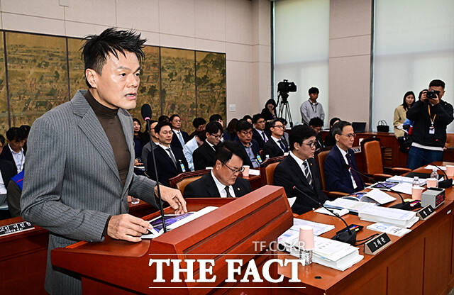 배현진 국민의힘 의원이 7일 오후 서울 여의도 국회 문화체육관광위원회에서 열린 문화체육관광부에 대한 국정감사에 참석해 증인으로 출석한 박진영 대중문화교류위원회 위원장에게 질의를 하고 있다.