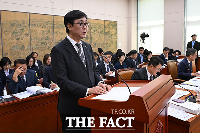 최휘영 문화체육관광부 장관(가운데)이 문화체육관광부에 대한 국정감사에서 의원 질의에 답변하고 있다.