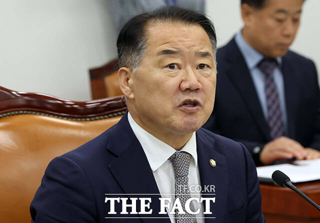 저상버스 도입률과 특별교통수단 배차시간 등에서 서울과 지방 간 뚜렷한 양극화가 나타난 것으로 조사됐다. 사진은 국회 국토교통위원회 소속 신성범 국민의힘 의원./배정한 기자