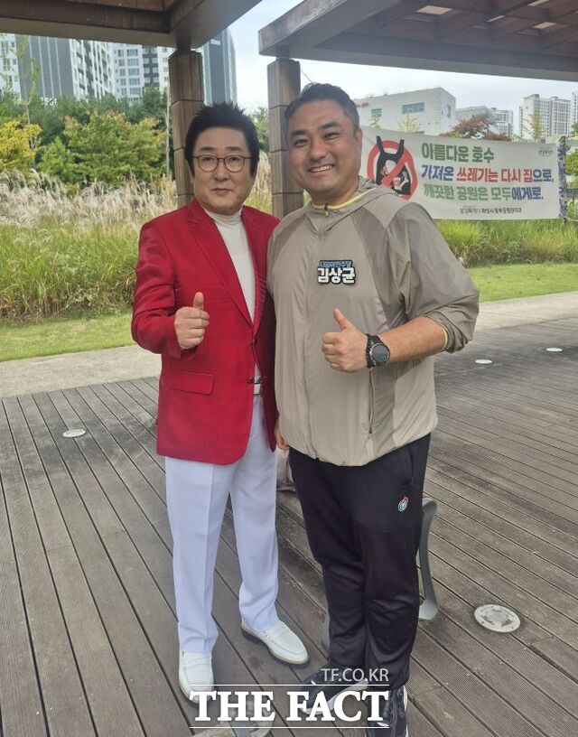 가수 유진표가 3일 화성시 동탄호수공원 특설무대에 오르기에 앞서 화성시의회 김상균 도시건설위원장과 기념촬영을 하고 있다. /이승호 기자