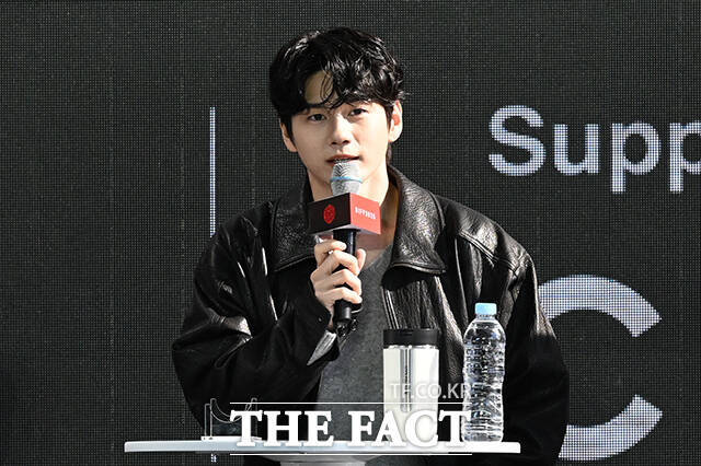 김지현 감독과 배우 류승룡, 박해준, 옹성우, 이상희(왼쪽부터)가 7일 오후 부산 해운대구 영화의전당 루프씨어터에서 열린 영화 '정가네' 오픈토크 행사에 참석해 포즈를 취하고 있다. /부산=김성렬 기자