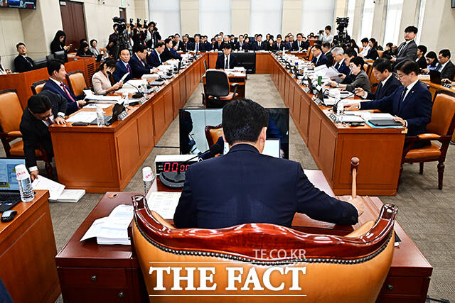 김영진 행안위원장이 7일 오전 서울 여의도 국회 행정안전위원회에서 열린 중앙선거관리위원회, 인사혁신처 등에 대한 국정감사에 참석해 안건을 상정하고 있다.