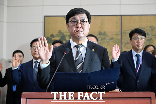 최휘영 문화체육관광부 장관이 7일 오전 서울 여의도 국회 문화체육관광위원회에서 열린 문화체육관광부에 대한 국정감사에서 선서를 하고 있다. /국회=서예원 기자