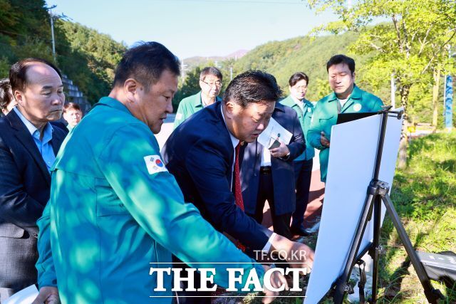 6일 이상호 태백시장이 태백시 황지동 서학골 일원에서 추진 중인 36홀 파크골프장 조성 사업 현장을 점검하고 있다. / 태백시