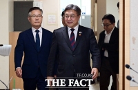  브리핑실 입장하는 윤호중 행안부 장관 [포토]