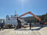  안산시 풍도에 쌓인 해양쓰레기 25t…경기·충남 '공동 수거'