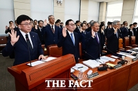  선서하는 강동완 선관위 사무총장 직무대행 [포토]