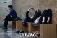  국감 이틀째...국감장 밖 피곤한 피감기관 관계자들 [TF사진관]