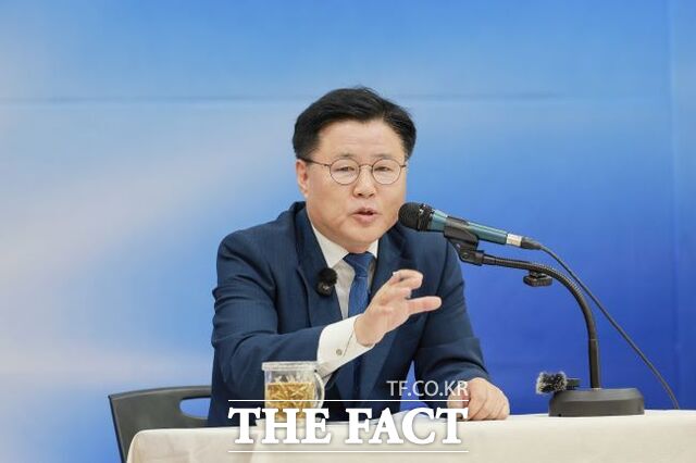 한대희 군포시장이 8일 민선 9기 취임 100일 기자회견에서 군포시의 청사진과 핵심 과제를 설명하고 있다. /군포시