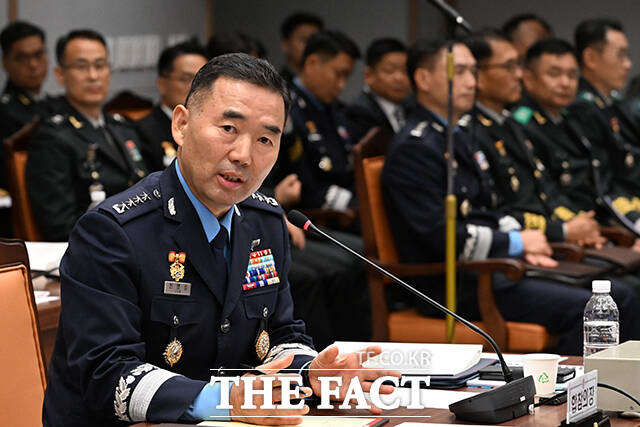 진영승 합동참모의장이 8일 오전 서울 용산구 국방부에서 열린 국회 국방위원회의 합동참모본부에 대한 국정감사에서 의원질의에 답하고 있다. /국회사진기자단